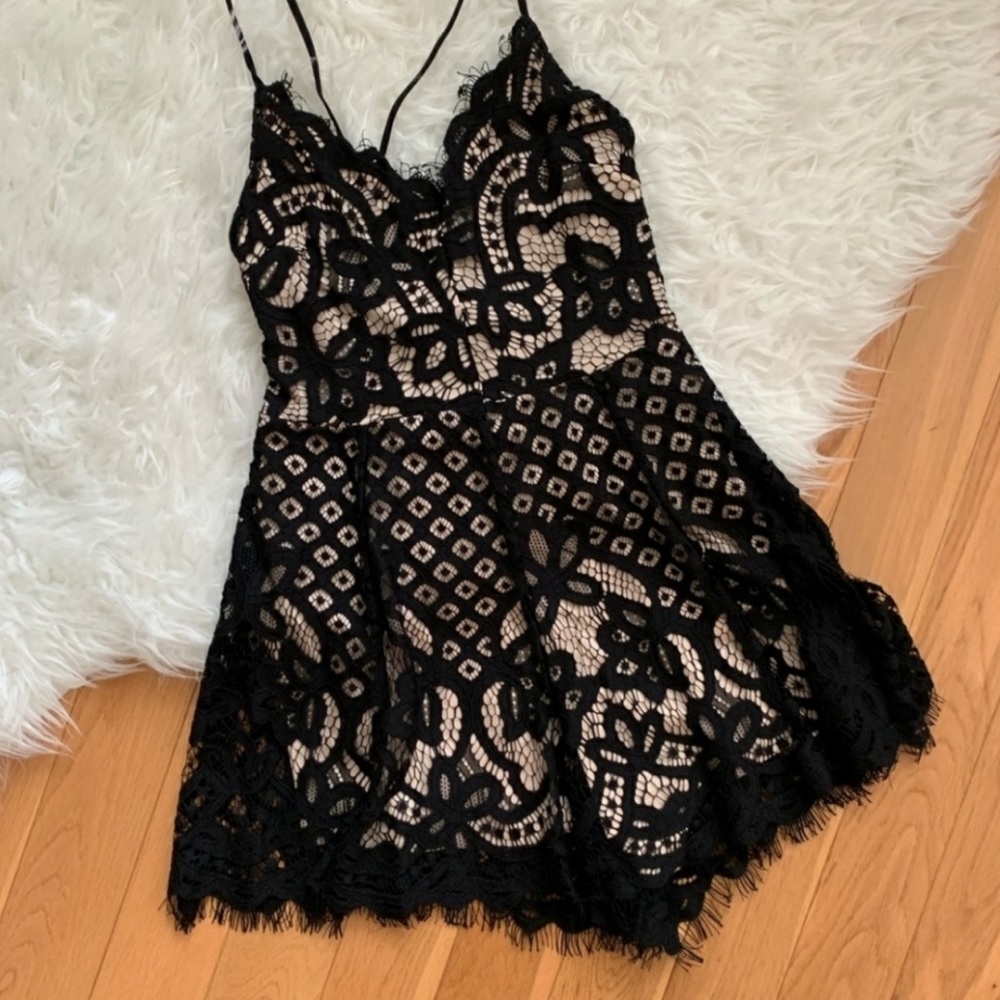 🤩 Express- Black lace lined romper